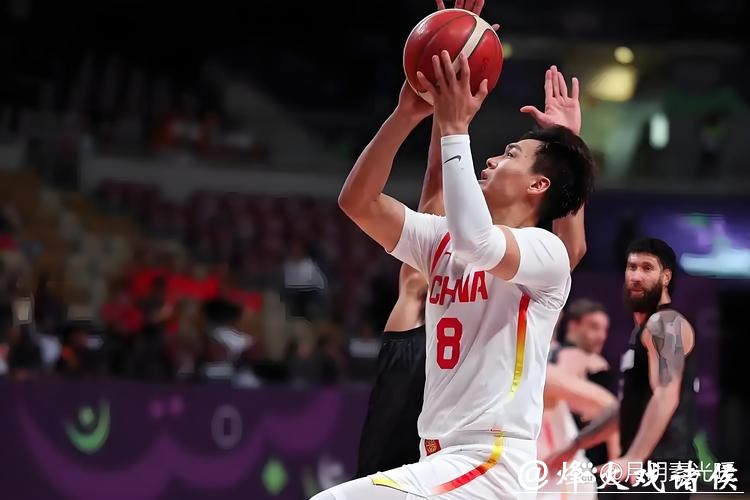 CBA新赛季中国男篮13位国手全面亮相，胡金秋廖三宁张镇麟数据各异引热议，场均得分篮板助攻差距大反映实力分化